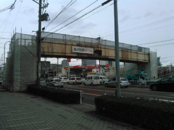 歩道橋の吊り足場