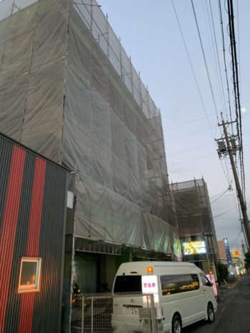 4階建てアパート足場組立